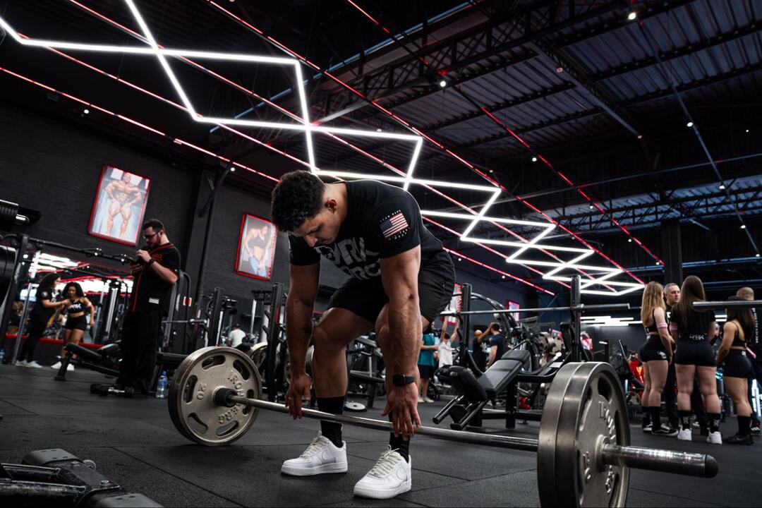 Homem fazendo exercícios de musculação na academia