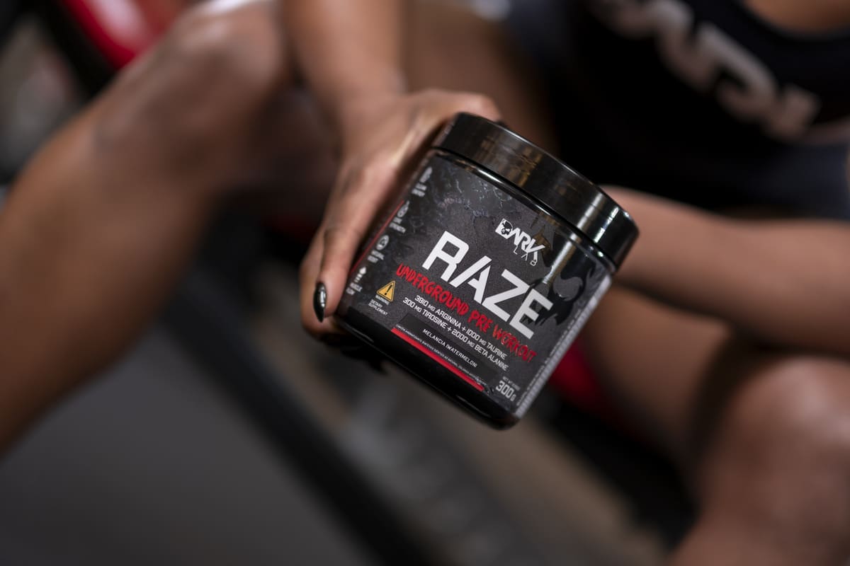 Mão segurando o pré-treino DARK LAB Raze Underground, um item de alta performance em oferta na Black Friday de suplementos.