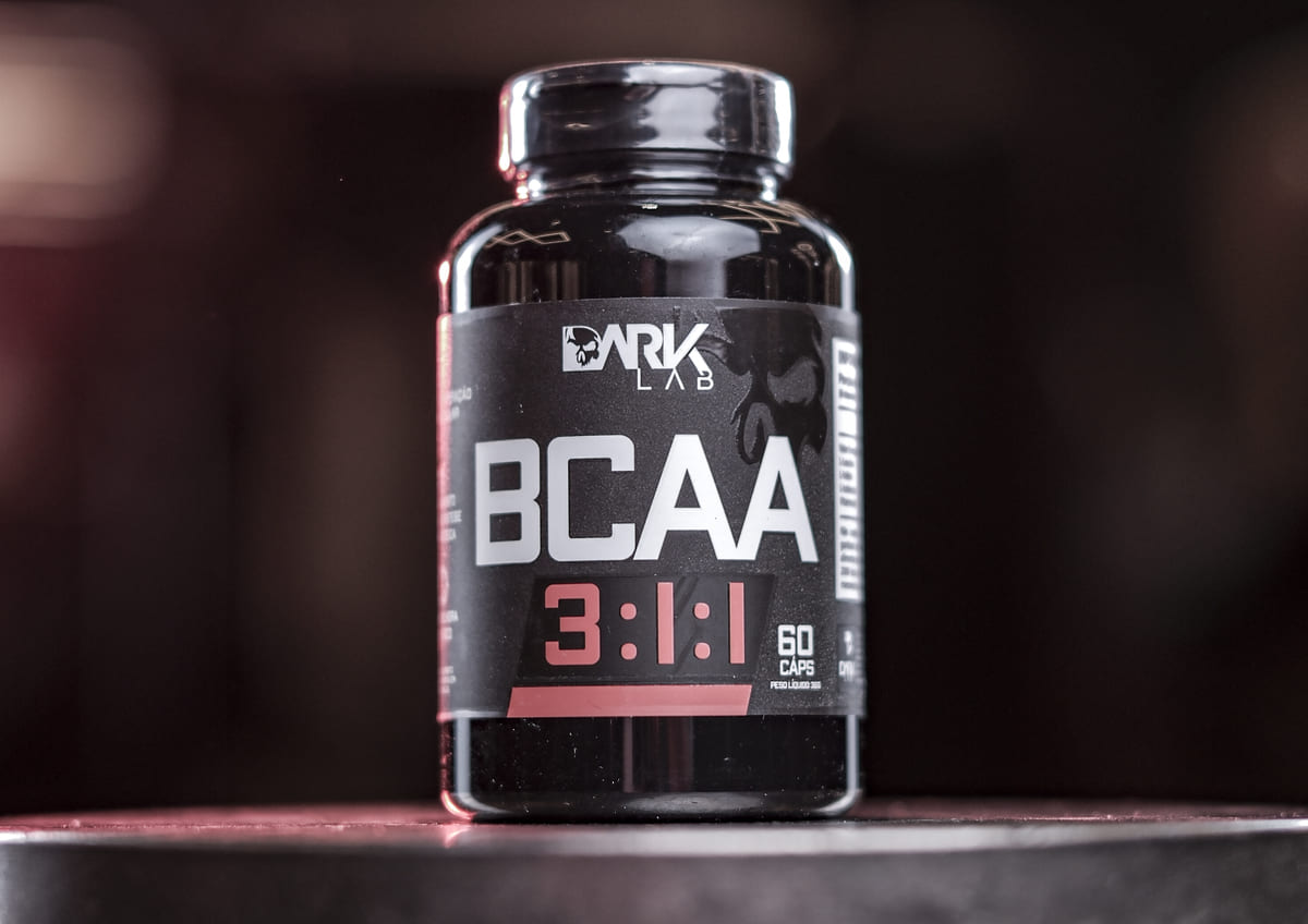 Pote de BCAA 3:1:1 DARK LAB em cápsulas,  importante suplemento para a recuperação muscular e resistência, sendo um aliado vital no crossfit.
