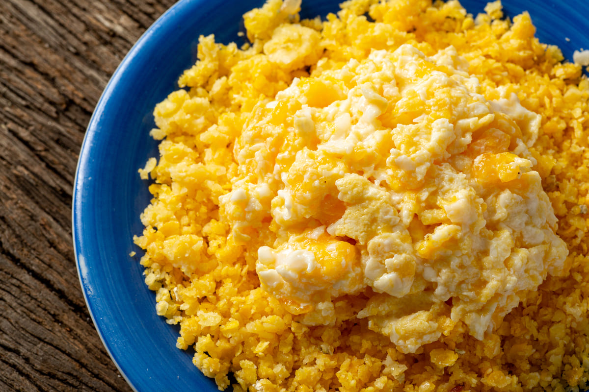 Prato de cuscuz com ovos mexidos, combinação simples e nutritiva para começar o dia com um café da manhã saudável. 