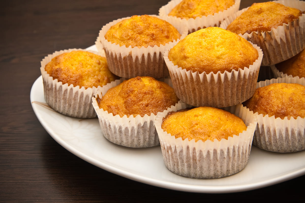 Muffins salgados de ovos e vegetais assados, opção prática para café da manhã saudável.